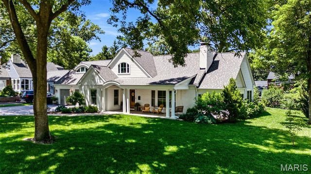 1345 Green Tree Lane, Glendale, MO 63122