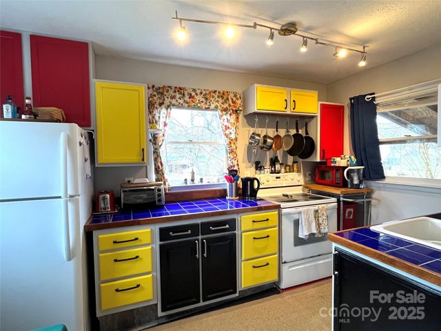 551 Bee Tree Road, Swannanoa, NC 28778