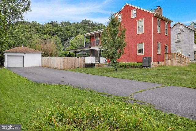 26 S SCHUYLKILL AVE, Leesport, PA 19533