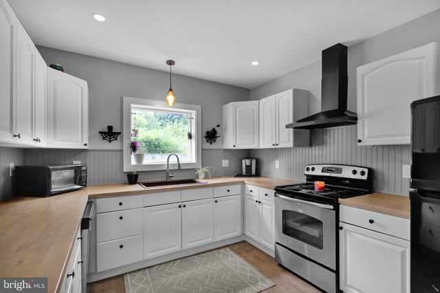 26 S SCHUYLKILL AVE, Leesport, PA 19533