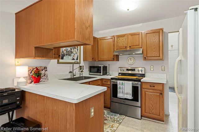 882 Natures Cove Court, Wixom, MI 48393