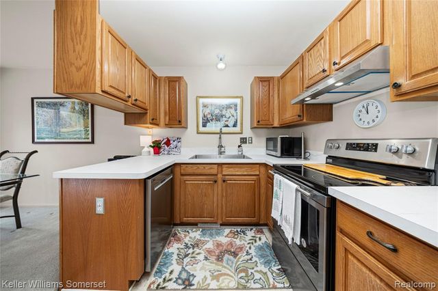 882 Natures Cove Court, Wixom, MI 48393