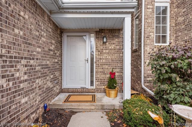 882 Natures Cove Court, Wixom, MI 48393