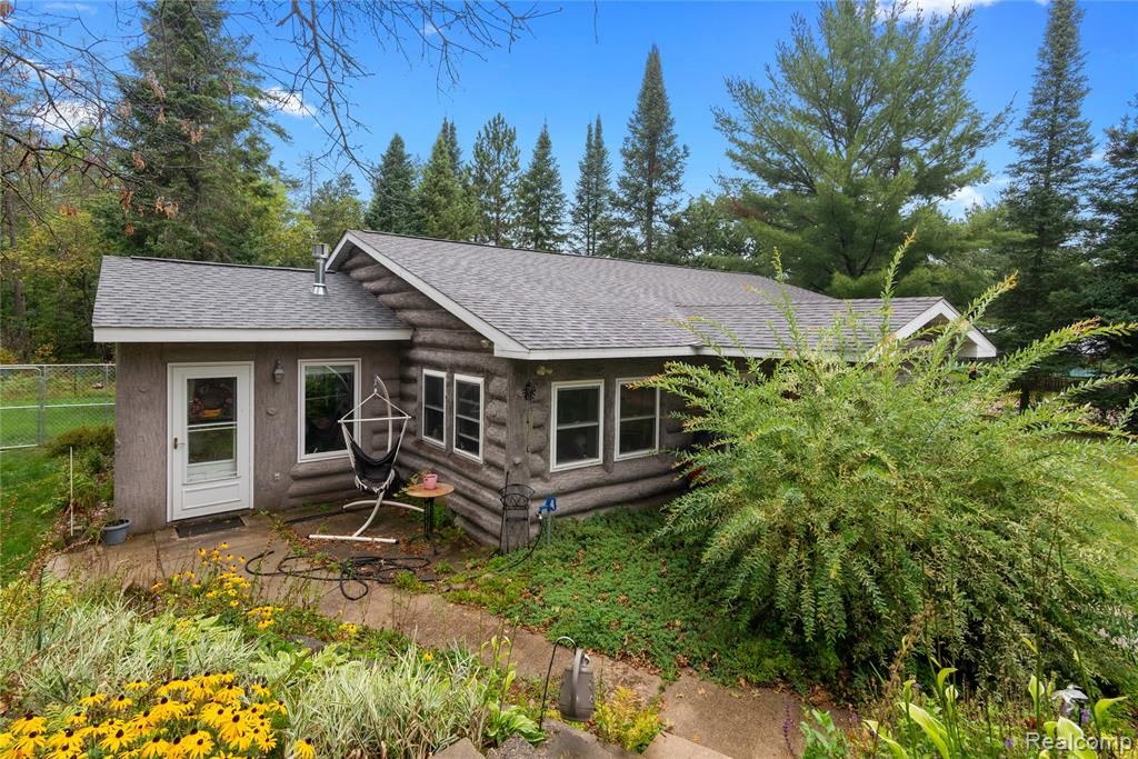 322 E Pere Cheney Road, Roscommon, MI 48653