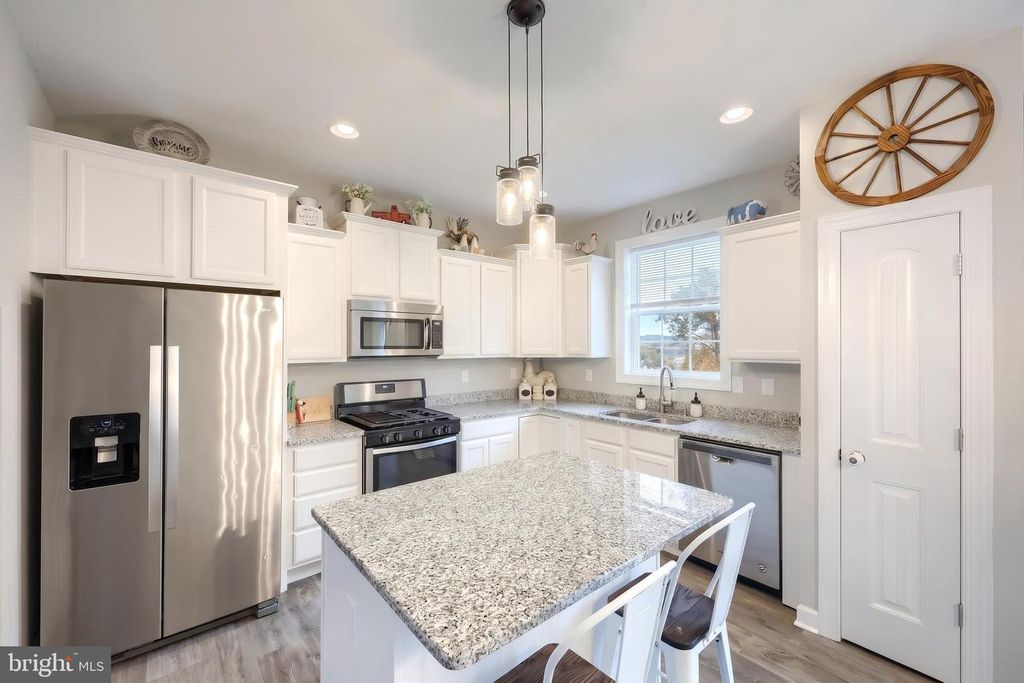 Image 10 of property listing at 63 OVERLOOK DR, Hanover, PA 17331