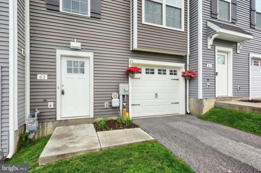 Image 2 of property listing at 63 OVERLOOK DR, Hanover, PA 17331