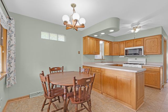 9804 S Springfield Avenue, Evergreen Park, IL 60805
