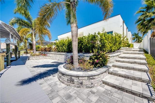 836 Miramar CT, Cape Coral, FL 33904