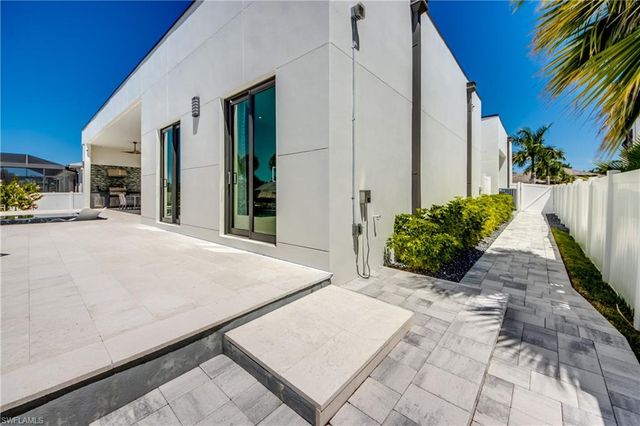 836 Miramar CT, Cape Coral, FL 33904
