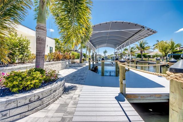 836 Miramar CT, Cape Coral, FL 33904