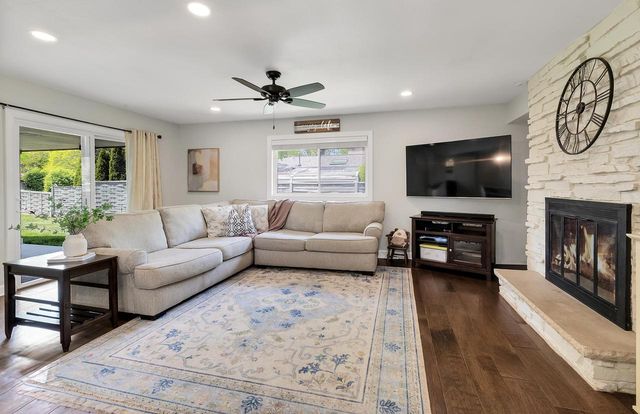 8975 N Santa Monica BOULEVARD, Bayside, WI 53217
