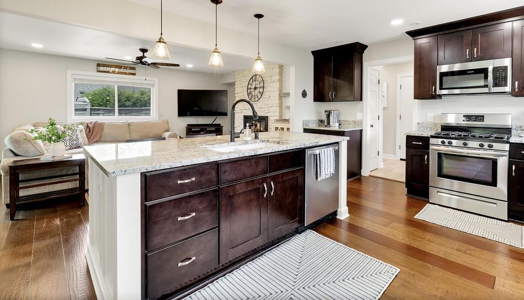 8975 N Santa Monica BOULEVARD, Bayside, WI 53217