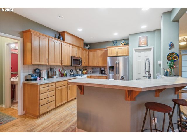 1676 Ne 2ND Ave, Hillsboro, OR 97124