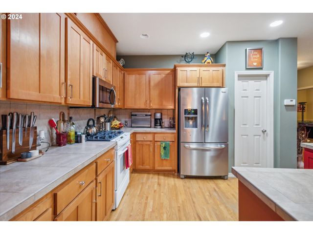 1676 Ne 2ND Ave, Hillsboro, OR 97124