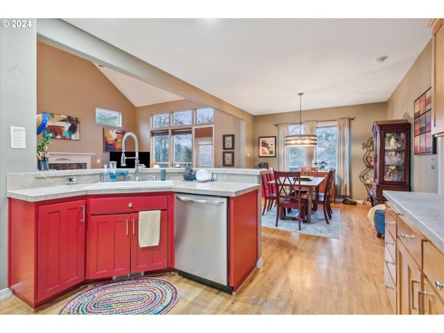 1676 Ne 2ND Ave, Hillsboro, OR 97124