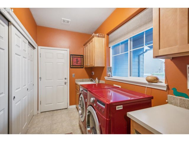 1676 Ne 2ND Ave, Hillsboro, OR 97124