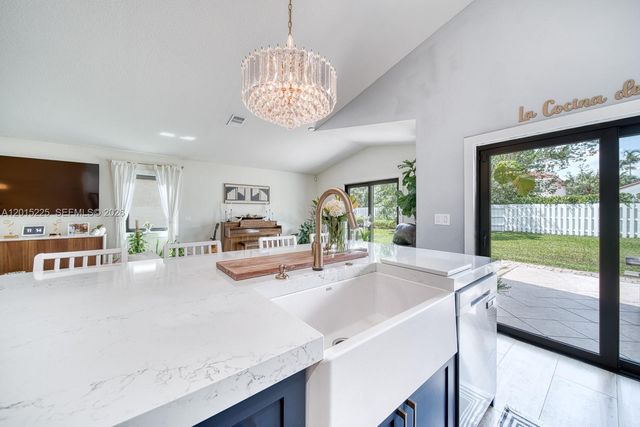 77 Gables Blvd, Weston, FL 33326