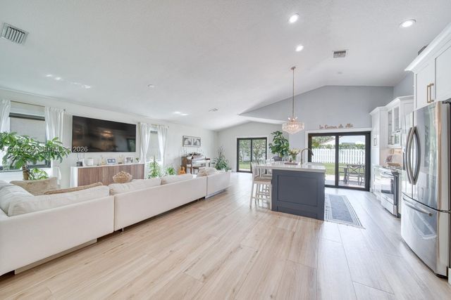 77 Gables Blvd, Weston, FL 33326