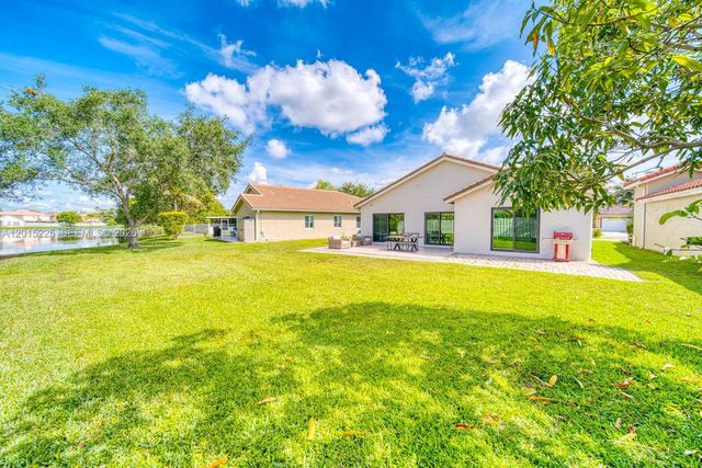 77 Gables Blvd, Weston, FL 33326