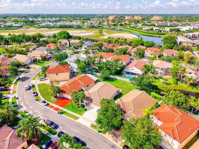 77 Gables Blvd, Weston, FL 33326