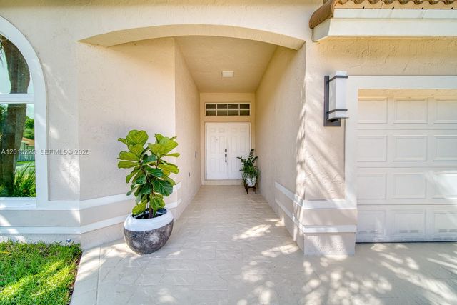 77 Gables Blvd, Weston, FL 33326
