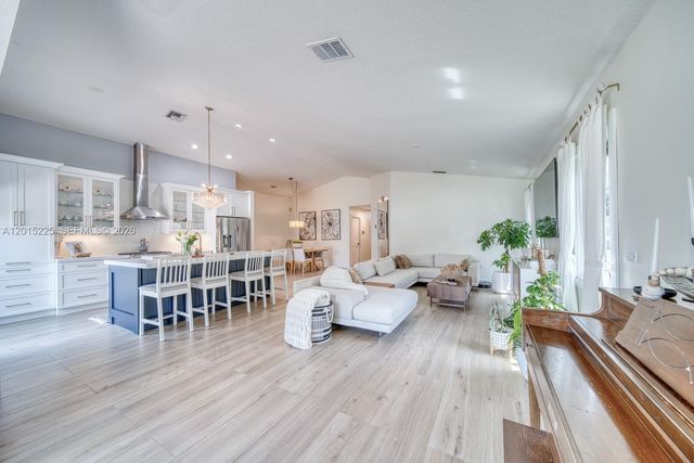 77 Gables Blvd, Weston, FL 33326