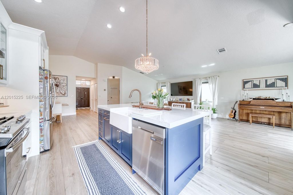 77 Gables Blvd, Weston, FL 33326