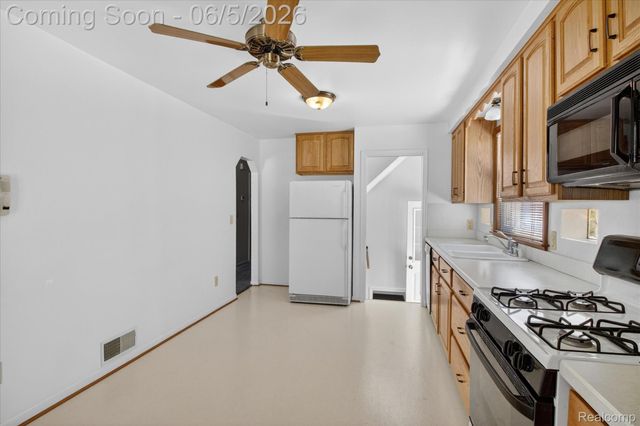 9825 Becker Avenue, Allen Park, MI 48101