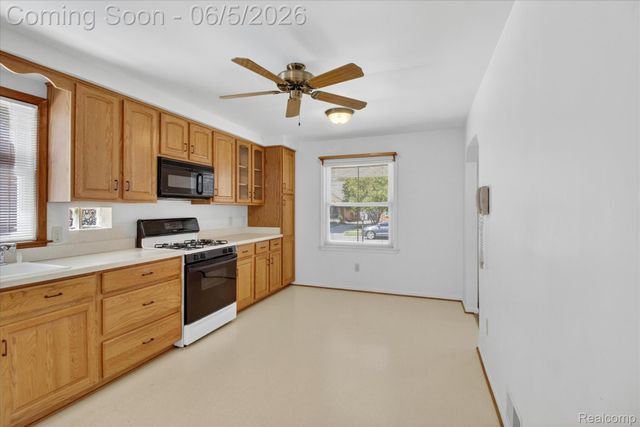 9825 Becker Avenue, Allen Park, MI 48101