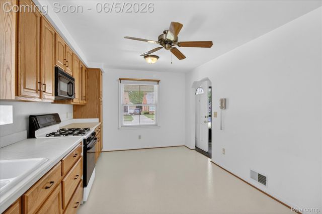 9825 Becker Avenue, Allen Park, MI 48101