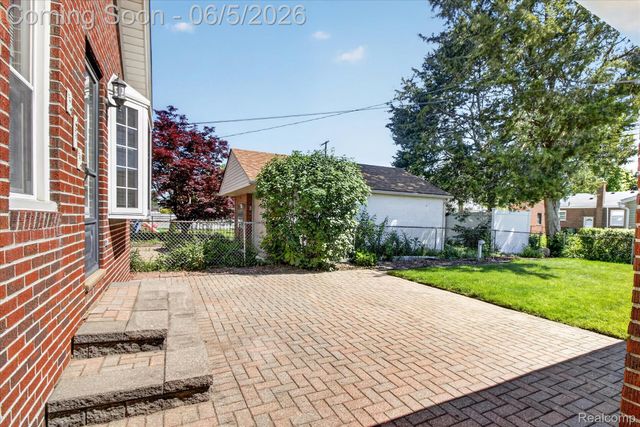 9825 Becker Avenue, Allen Park, MI 48101