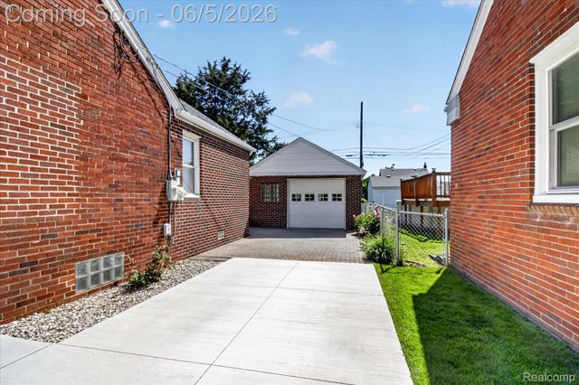 9825 Becker Avenue, Allen Park, MI 48101