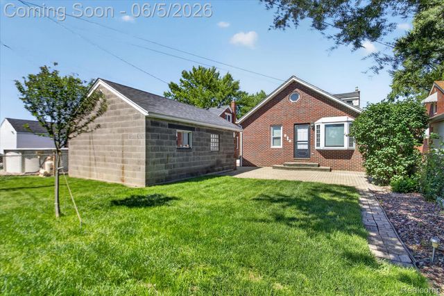 9825 Becker Avenue, Allen Park, MI 48101