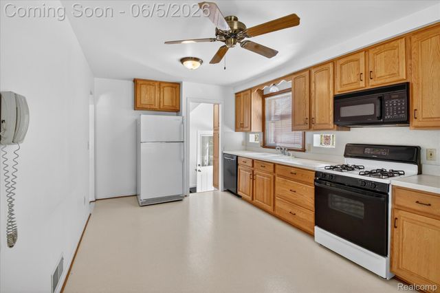 9825 Becker Avenue, Allen Park, MI 48101