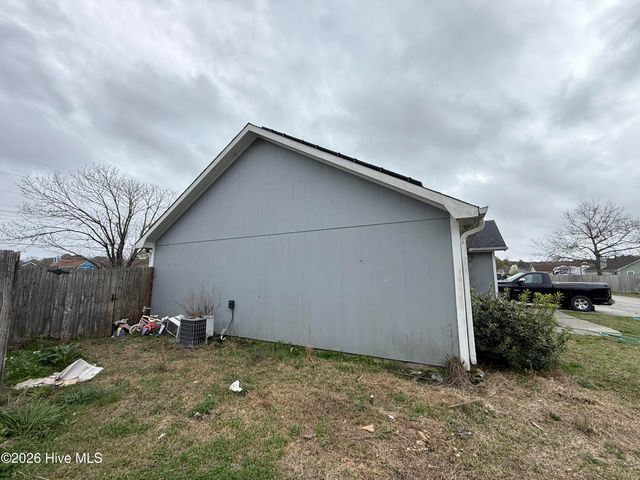 206 Fox Way N, Hubert, NC 28539