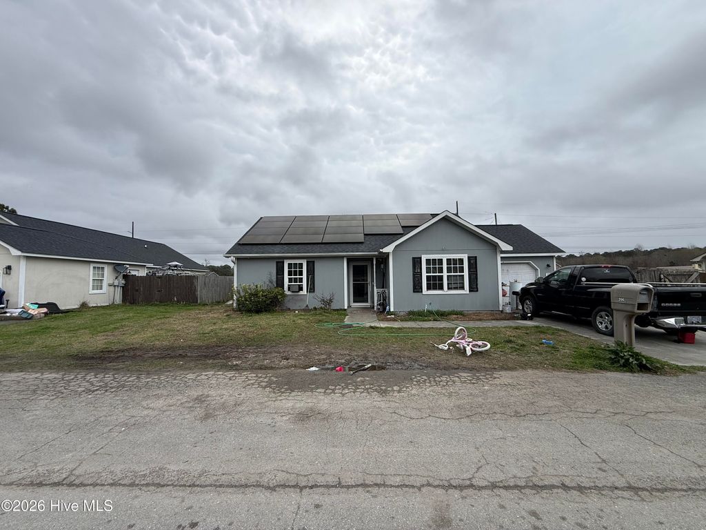 206 Fox Way N, Hubert, NC 28539