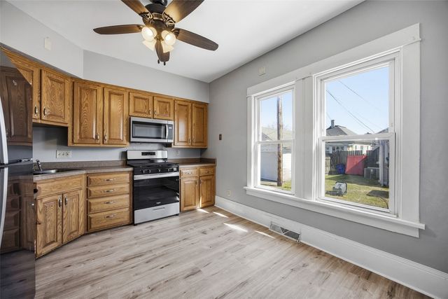 818 10th Ave SW, Cedar Rapids, IA 52404