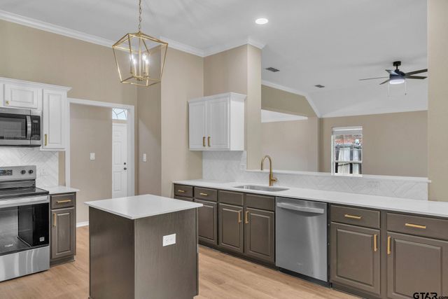 818 Greenwood Circle, Lindale, TX 75771