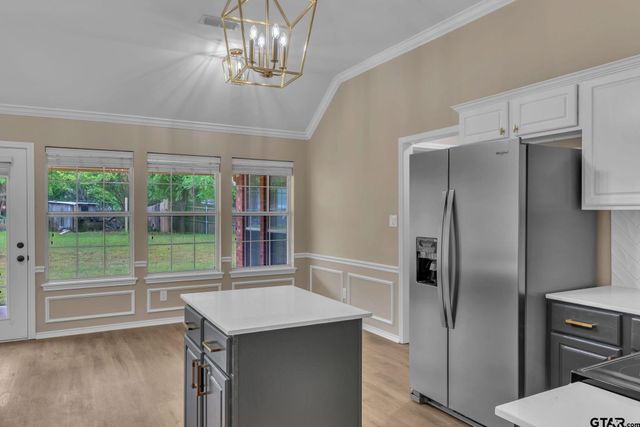 818 Greenwood Circle, Lindale, TX 75771