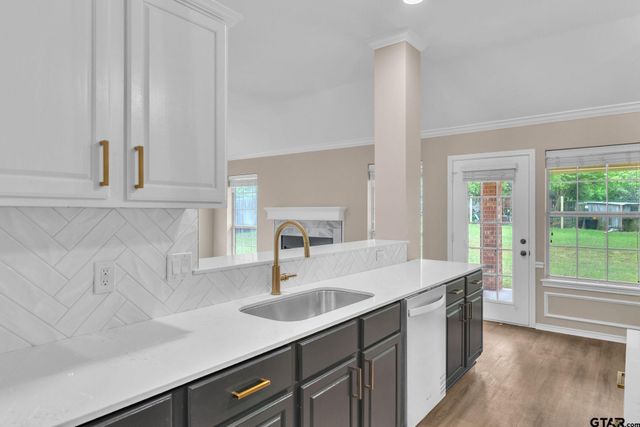 818 Greenwood Circle, Lindale, TX 75771