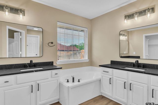 818 Greenwood Circle, Lindale, TX 75771