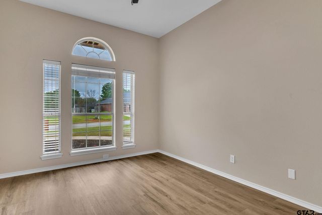 818 Greenwood Circle, Lindale, TX 75771