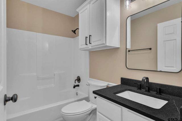 818 Greenwood Circle, Lindale, TX 75771