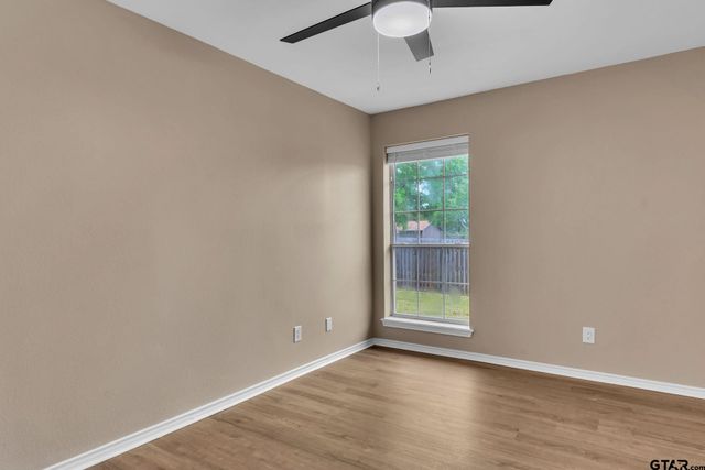 818 Greenwood Circle, Lindale, TX 75771