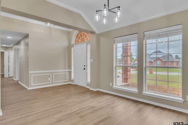 818 Greenwood Circle, Lindale, TX 75771