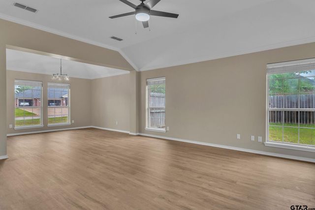 818 Greenwood Circle, Lindale, TX 75771