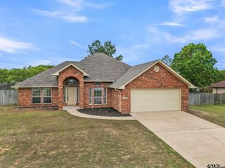 818 Greenwood Circle, Lindale, TX 75771