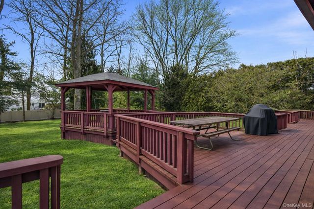 6 Cedarfield Terrace, Saint James, NY 11780