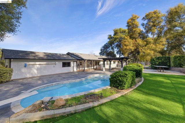 14580 Booker Rd., Sonora, CA 95370