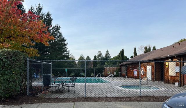 1493 Parkway Dr, Rohnert Park, CA 94928